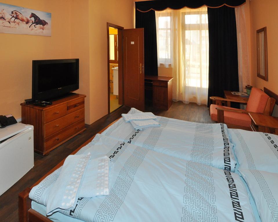Hotel U Radnice Louny Ngoại thất bức ảnh